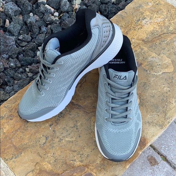 Fila memory foam silver sneakers - Picture 2 of 6